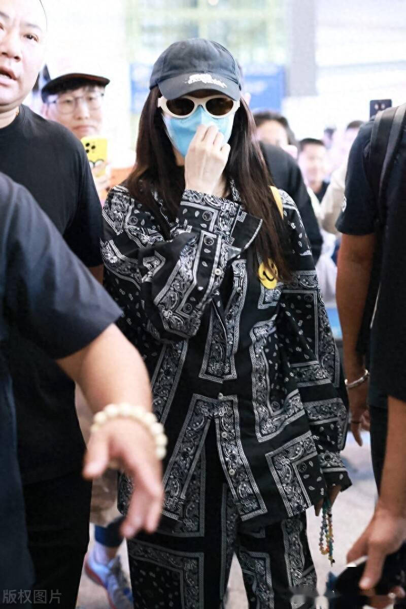 萧亚轩印花上衣戴棒球低调出依然行人气高_北京_机场