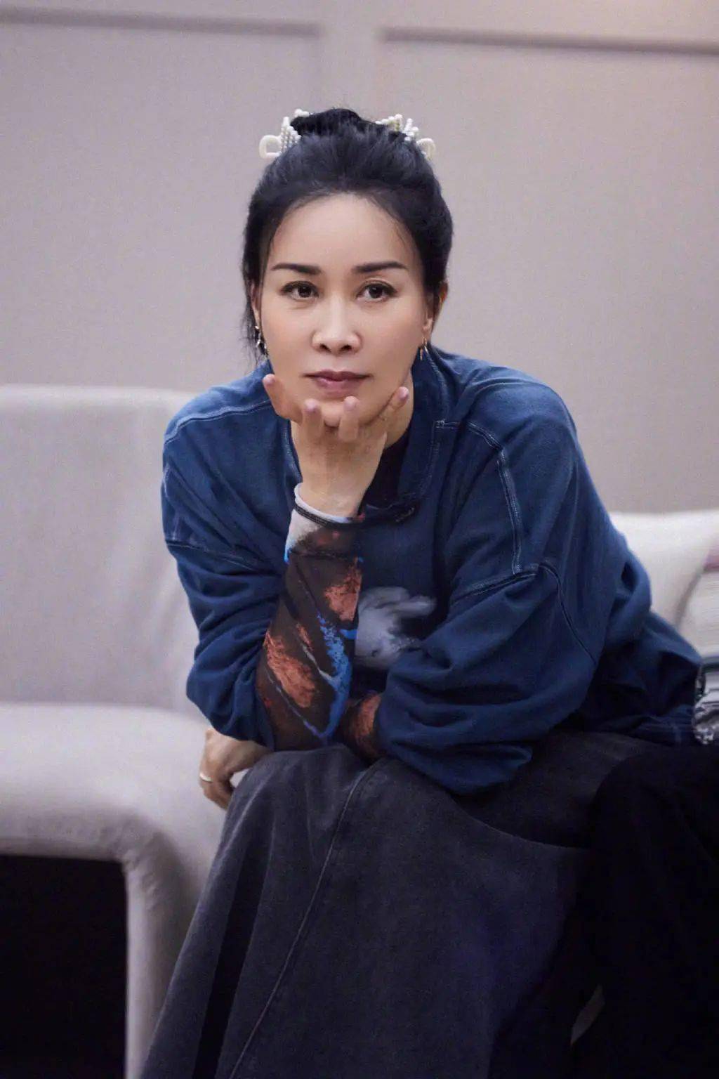 瞬间冲至微博热搜第一消息一出请辞春浪音乐节演出歌手那英因身体原因