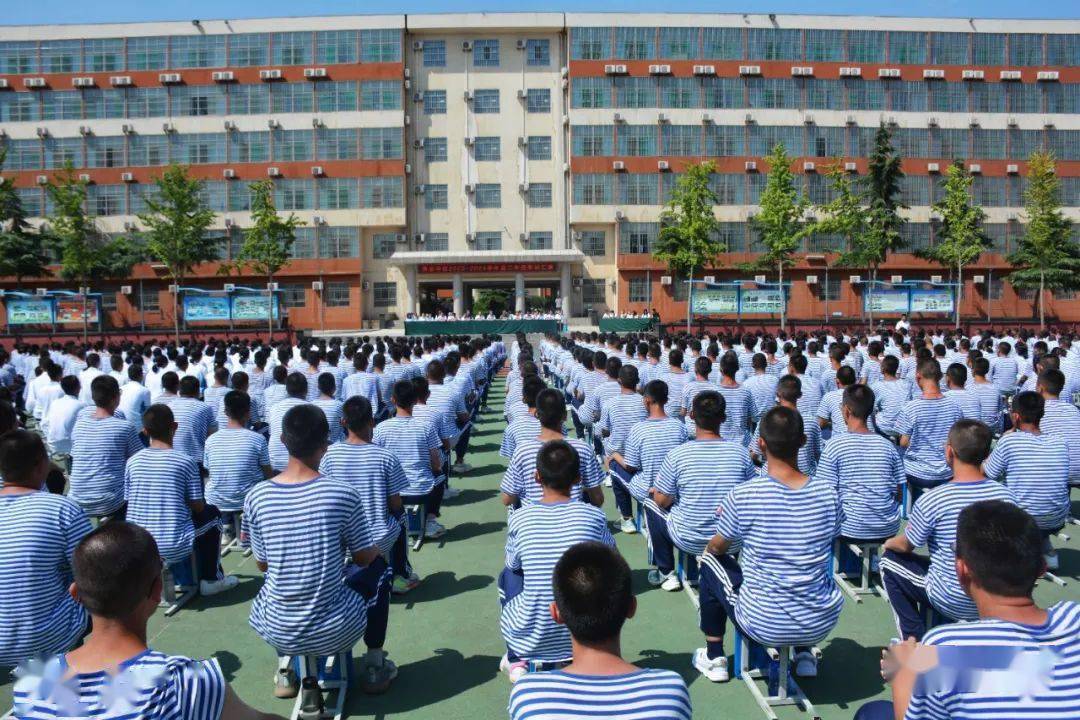 英姿飒爽·青春飞扬 | 海泉高中高二年级新学期军训圆满结束_向前