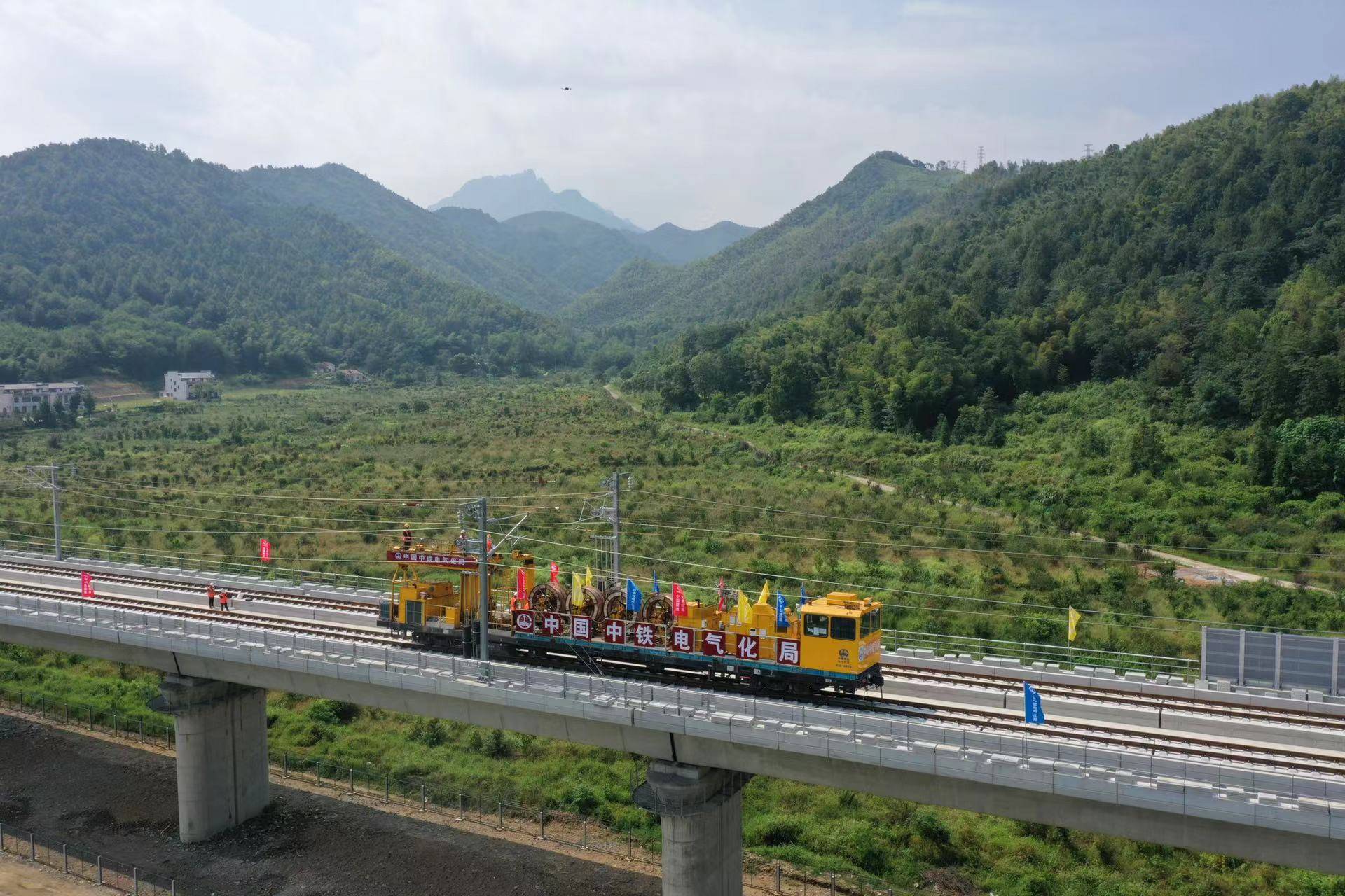 8月24日上午,在安徽省池州市青阳县蓉城镇池黄高铁池九区间木堰特大桥