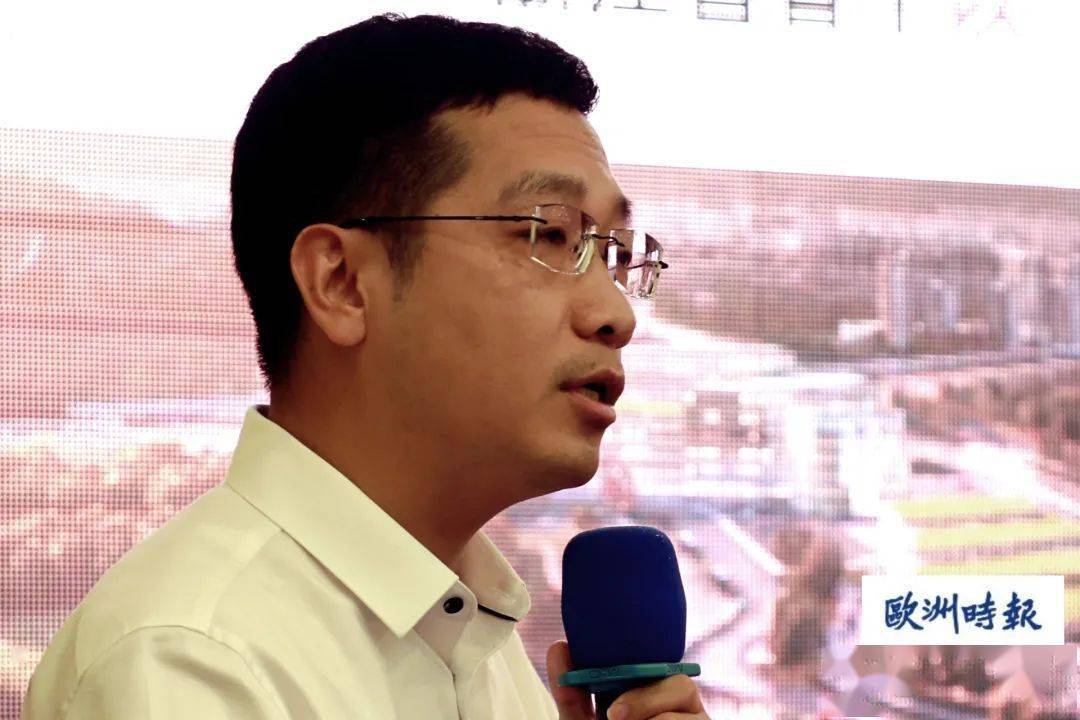 瑞安市塘下镇镇长戴铭作推介瑞安市投促中心主任吴瑞骥作推介推介会上