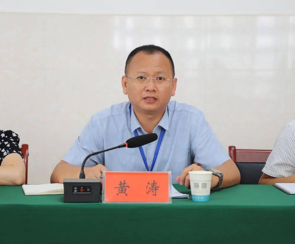 县人民医院副院长黄涛作表态发言,他表示,专家的考核公平公正,客观