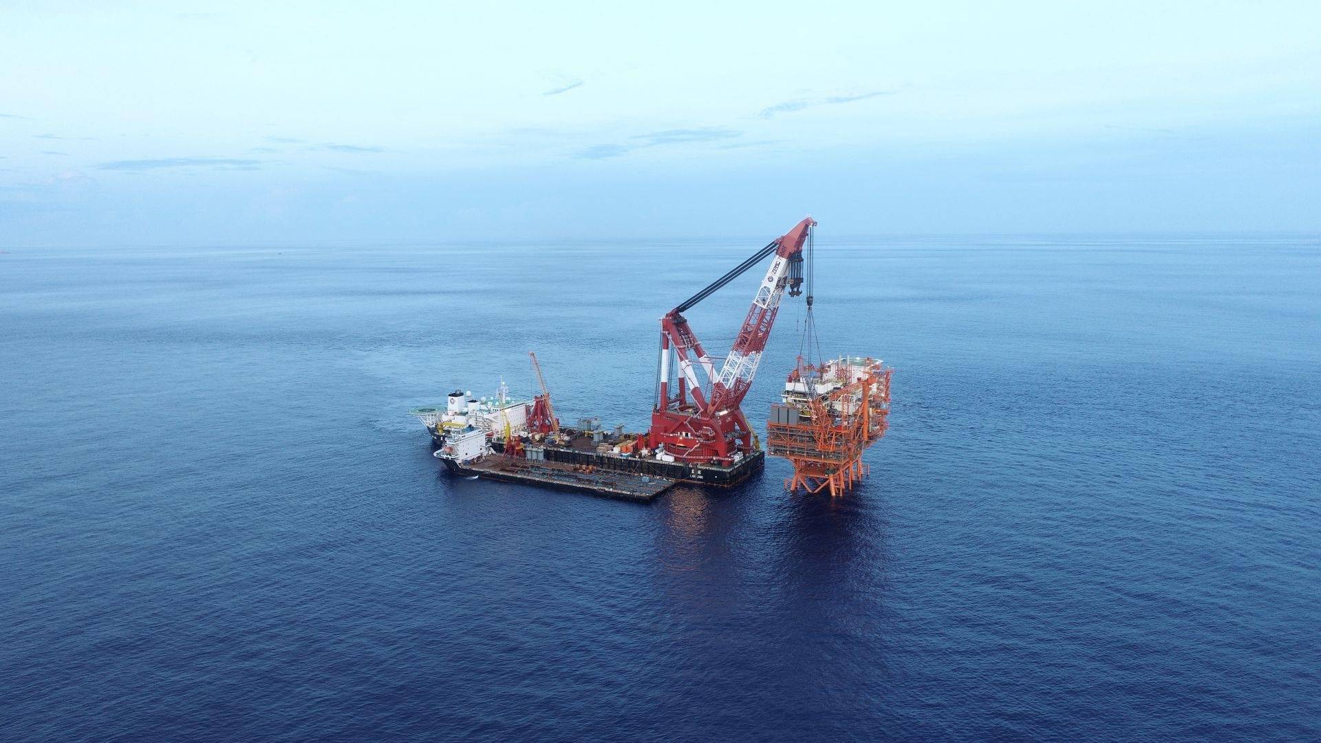 钻机模块等8个单体结构物,总重11725吨,由亚洲顶级起重船"蓝鲸号"以