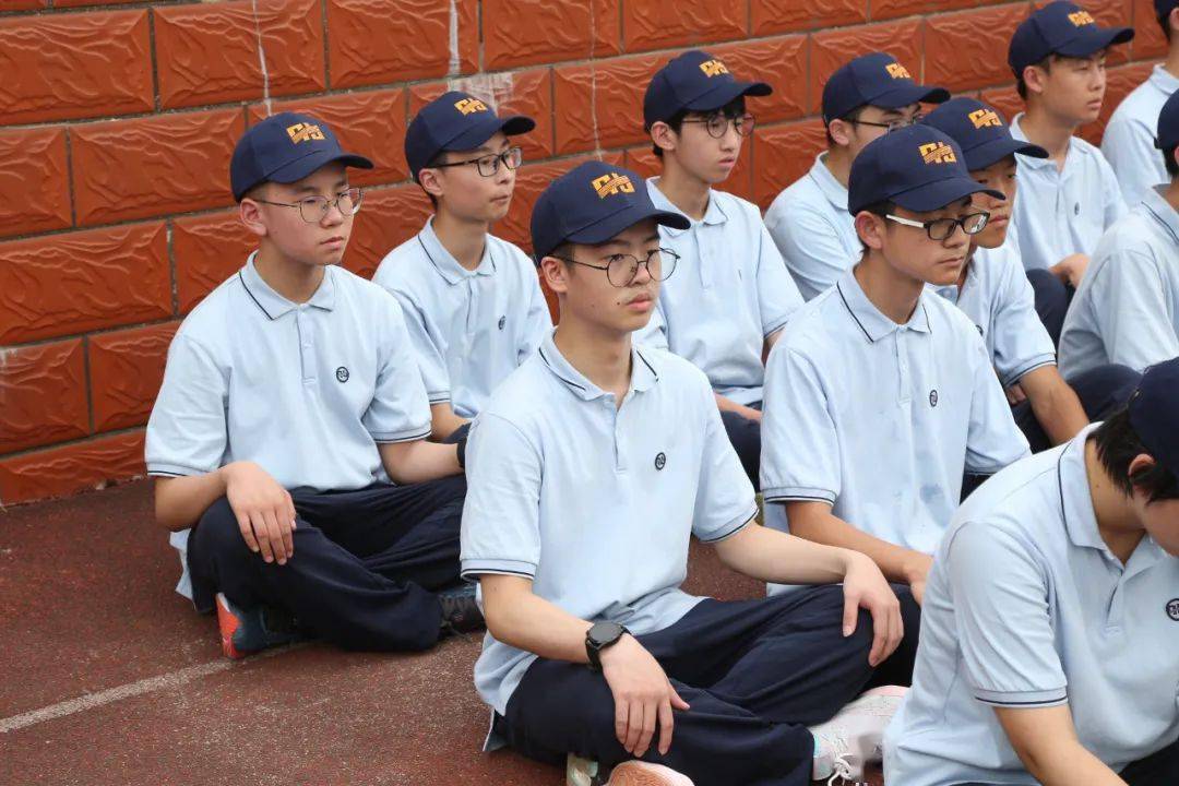 七宝中学2023级新生国防教育暨军营生活体验拉开帷幕_军训_班同学