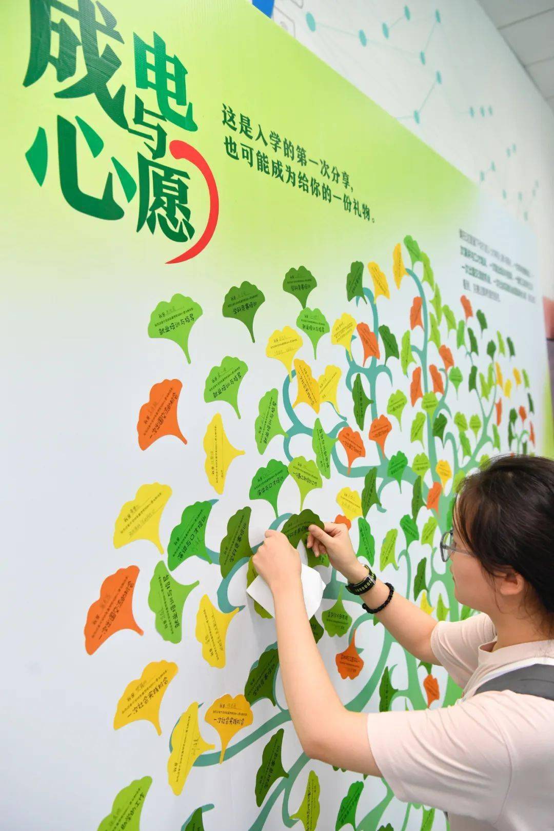 不少家长们陪同着2023"萌新"