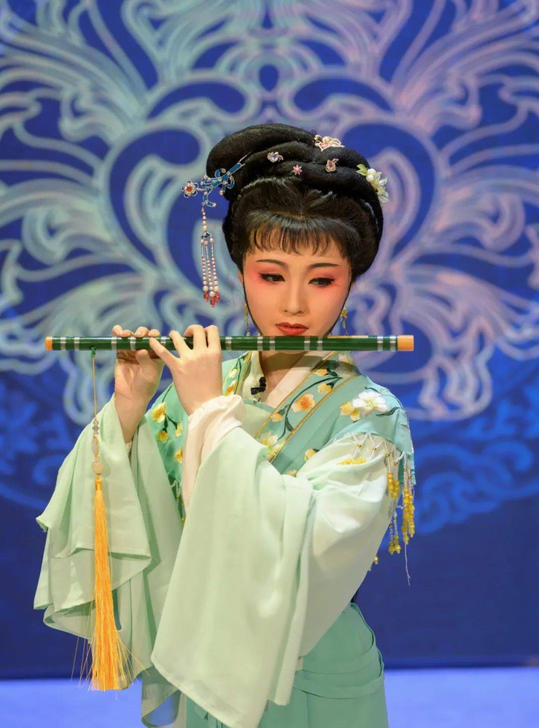 舒锦佳天津荣程小百花越剧表演有限公司花旦演员,毕业于浙江省嵊州