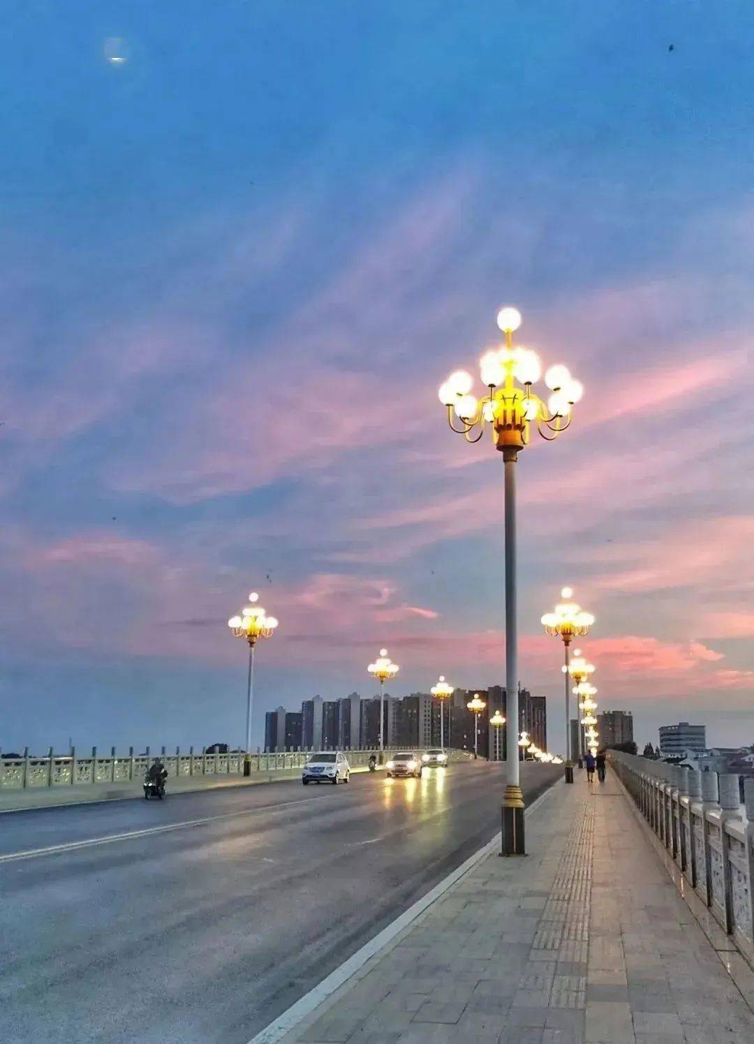 付出和当时百姓们的大力支持镜月湖跨湖桥在岁月的更迭中显得愈发厚重