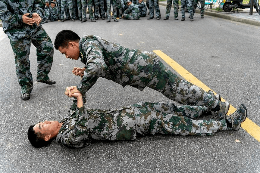 训练时，每当有同学动作不标准时，教官总会不厌其烦地去更正，一遍，两