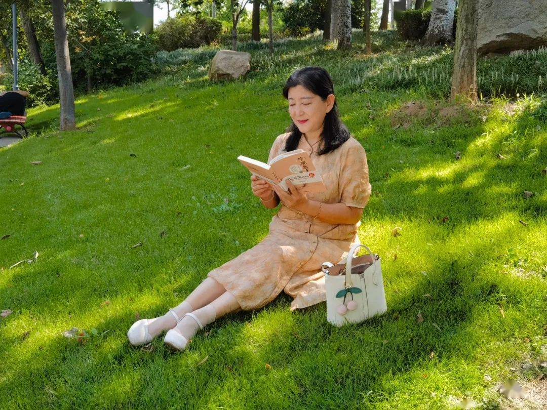 张金凤,中国作家协会会员,山东省作家协会散文创作委员会委员.