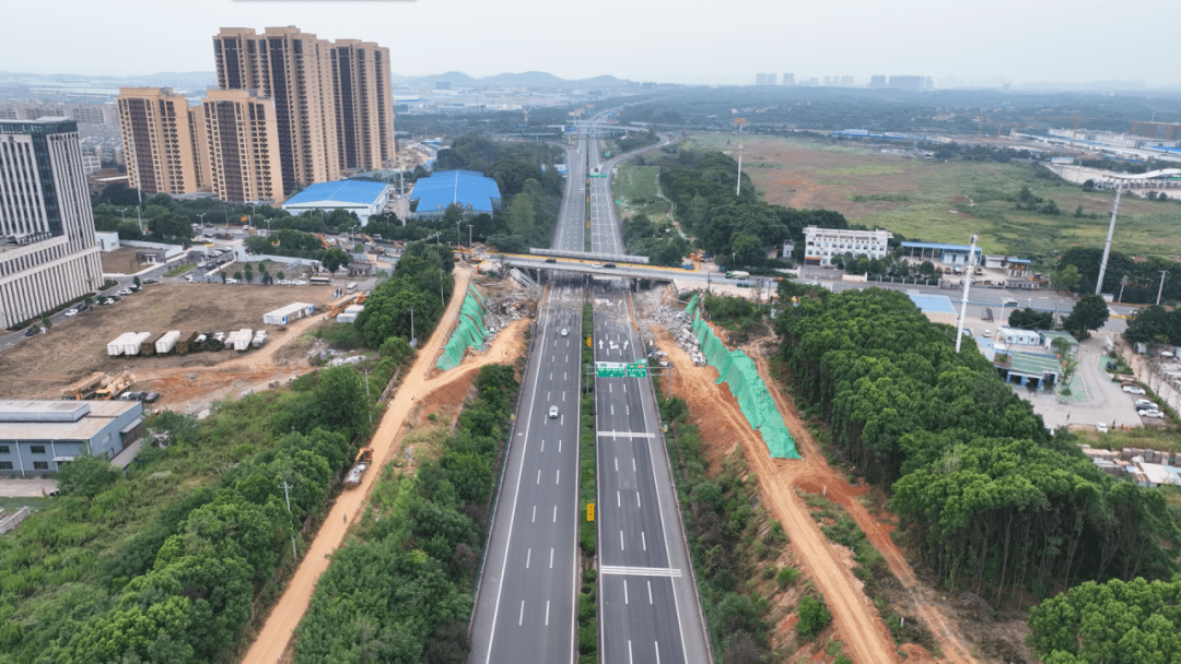 京港澳高速改扩建工程湖北北段6座上跨桥梁完成拆除_国家_施工_高速