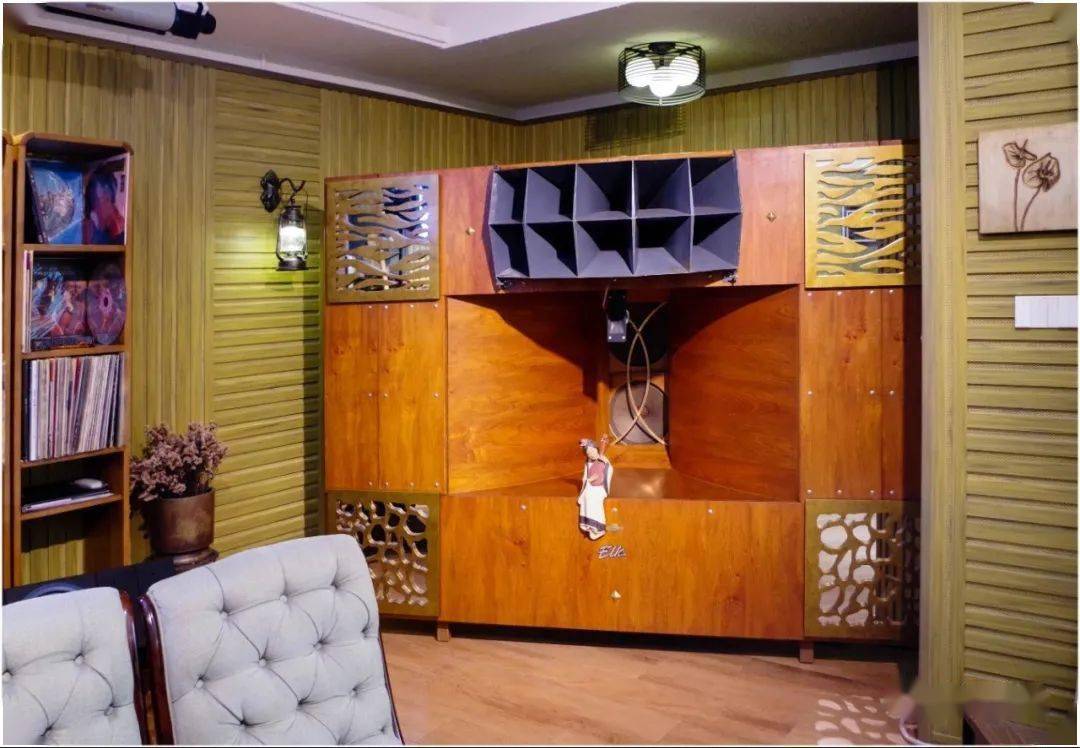 音响的箱体原型是供德国影剧院使用的音响系统,由德国 (西门子)klang