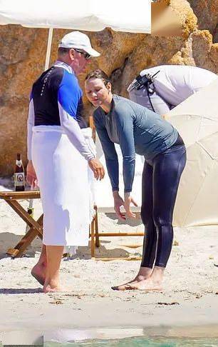 夏琳本人只是在沙滩上做了一阵拉伸韧带的拉伸动作,然后穿着长袖游泳