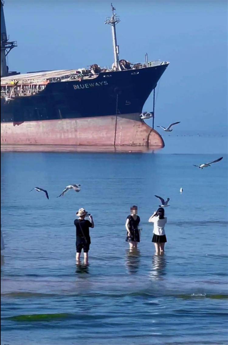 外籍货轮搁浅山东海滩近一年成网红打卡点_巨轮_影响_游客