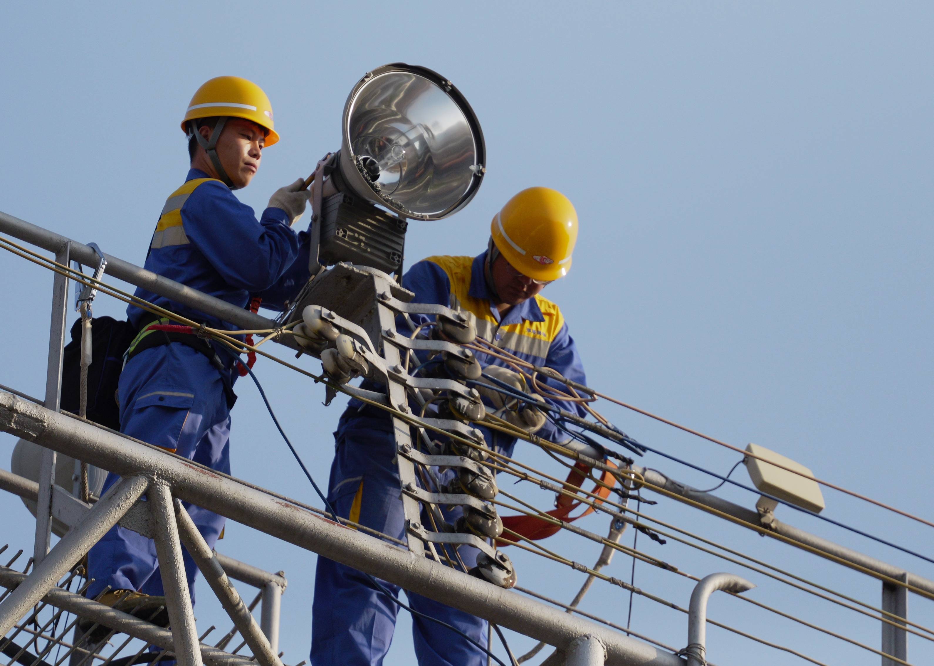 (社会)空中辛劳"掌灯人"_郑州_新华社_进行