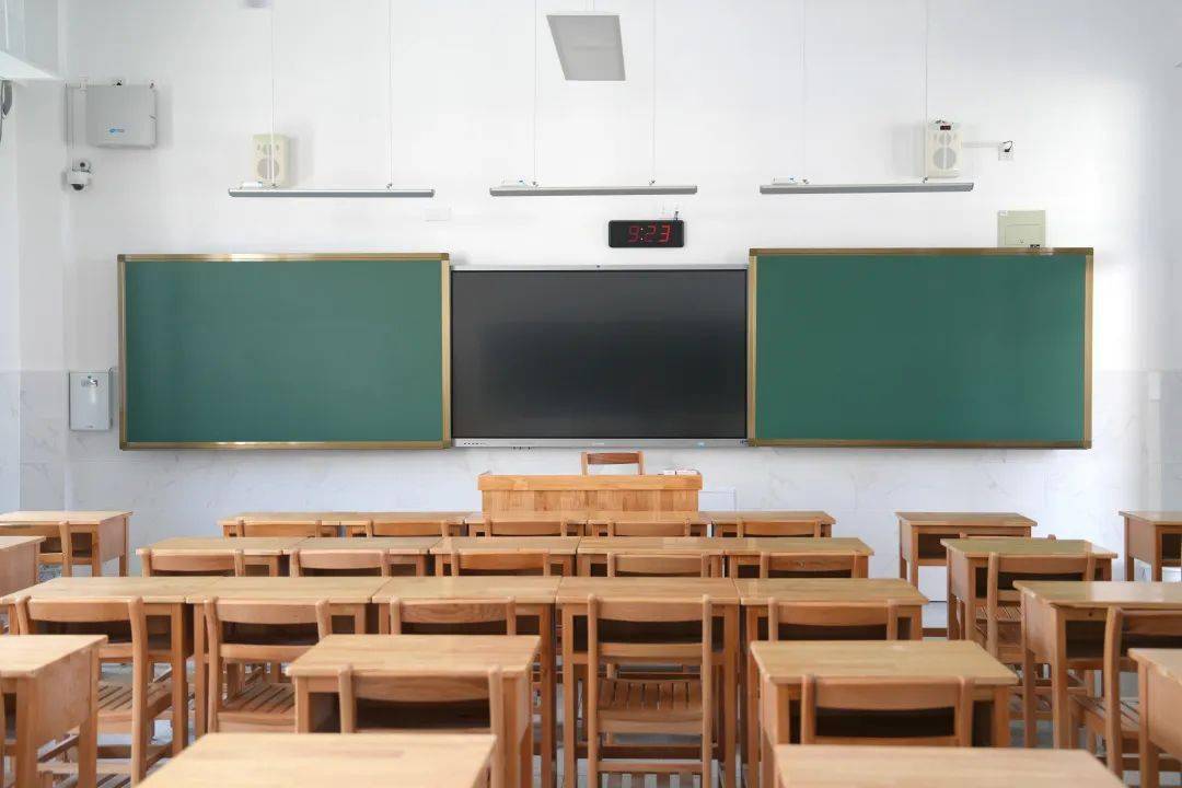 教室窗户按照通窗设计,教室配备万向黑板,一师一麦