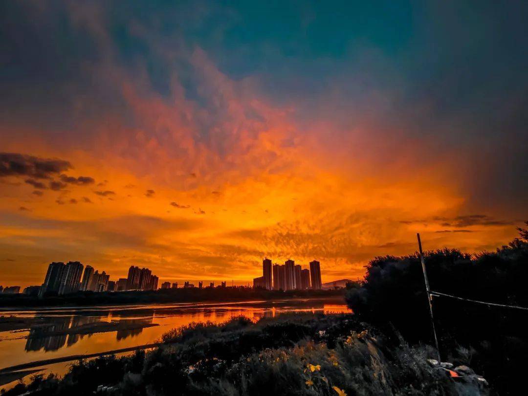 电视和旅游局便有了这片天然"橘子海"火烧云把江面染成金色仿佛将时间