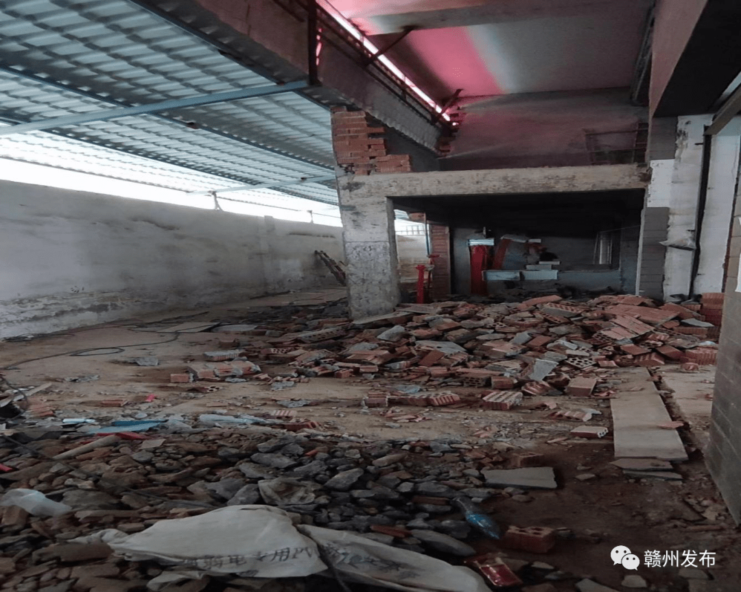 赣州瑞金绵水路时代广场一店铺擅砸承重墙改建公寓_执法人员_房屋