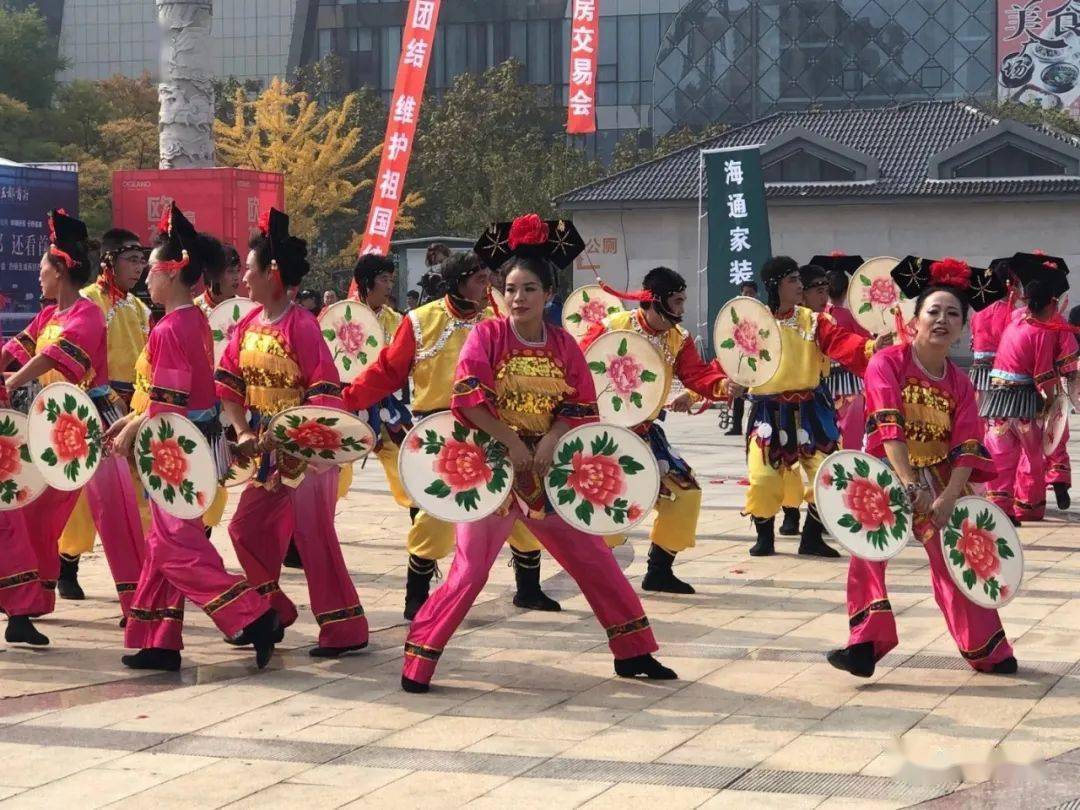 满族同胞积极践行三个离不开