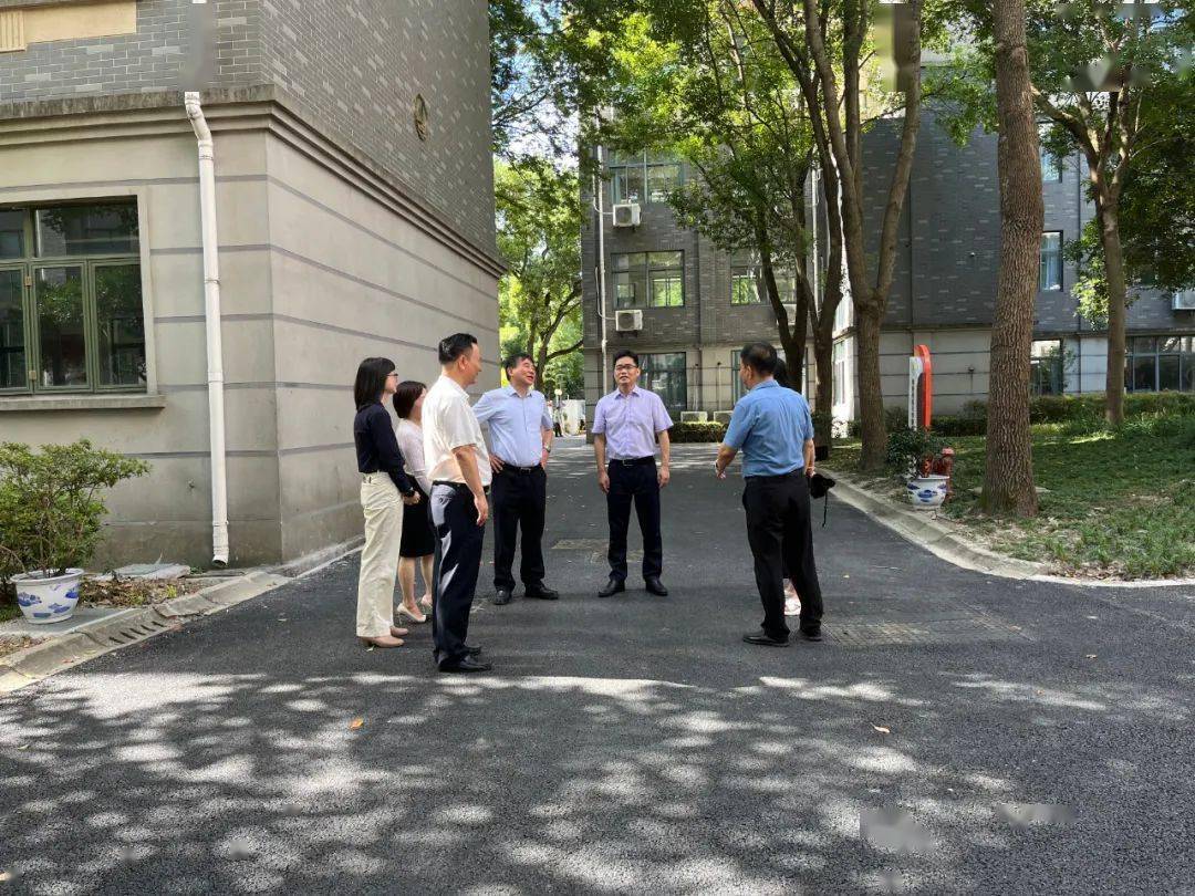 检查中,姚辉强调,新学期开学在即,学校第一责任人要强化责任担当