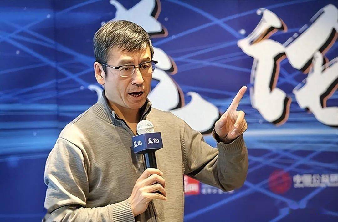 55岁白岩松近况:被病痛折磨,头发花白,苍老得令人心疼_中国_时间_观众