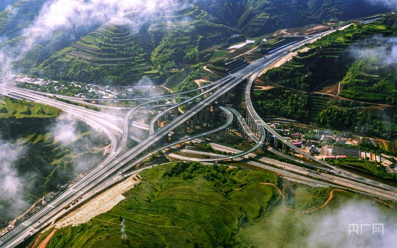 银百高速与青兰高速在庆阳市庆城县境内互联互通(央广网发 王世军 摄)