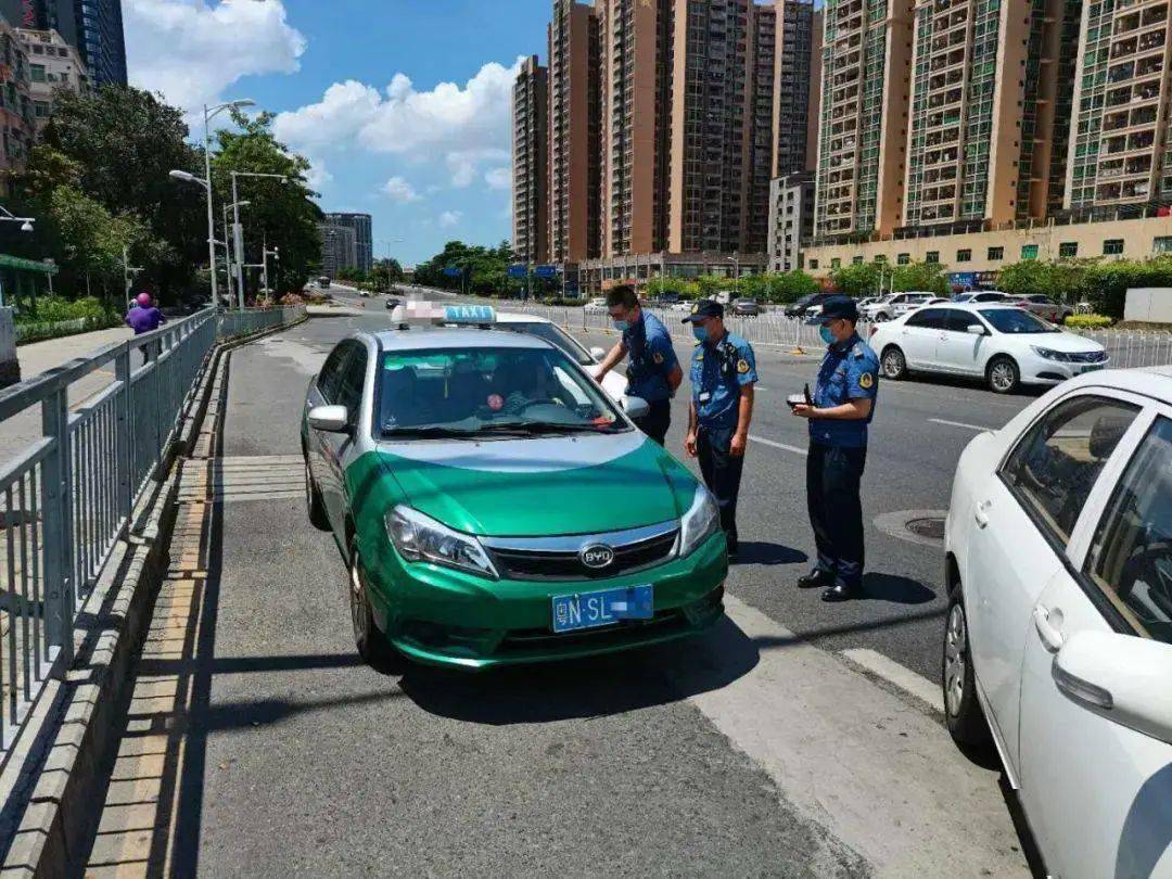 一女乘客在惠州北站遭三輛出租車拒載,被司機一路追趕辱罵至警亭