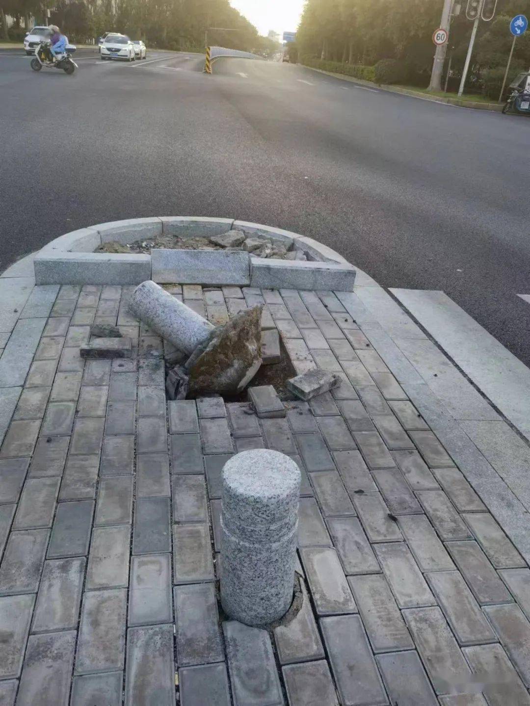 石墩自建好以来调头过程中车辆存在盲区安居小区客家大道红绿灯网友