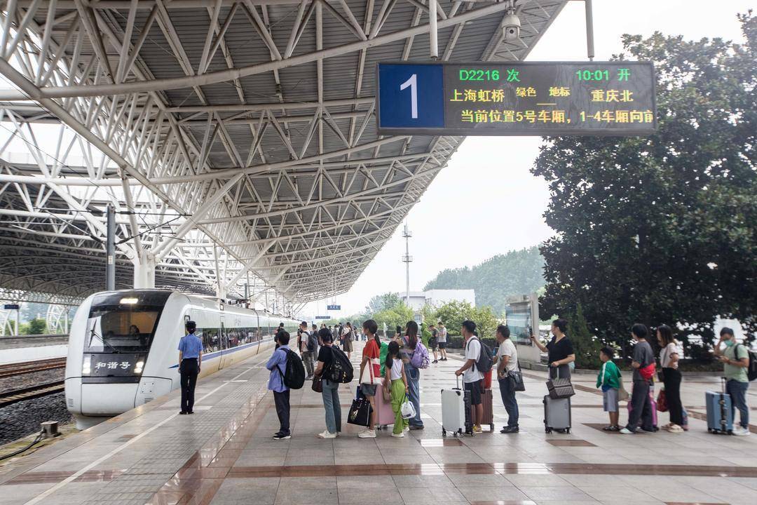 组图|江苏泰州:暑运迎来返程客流高峰_铁路_火车_汤德宏