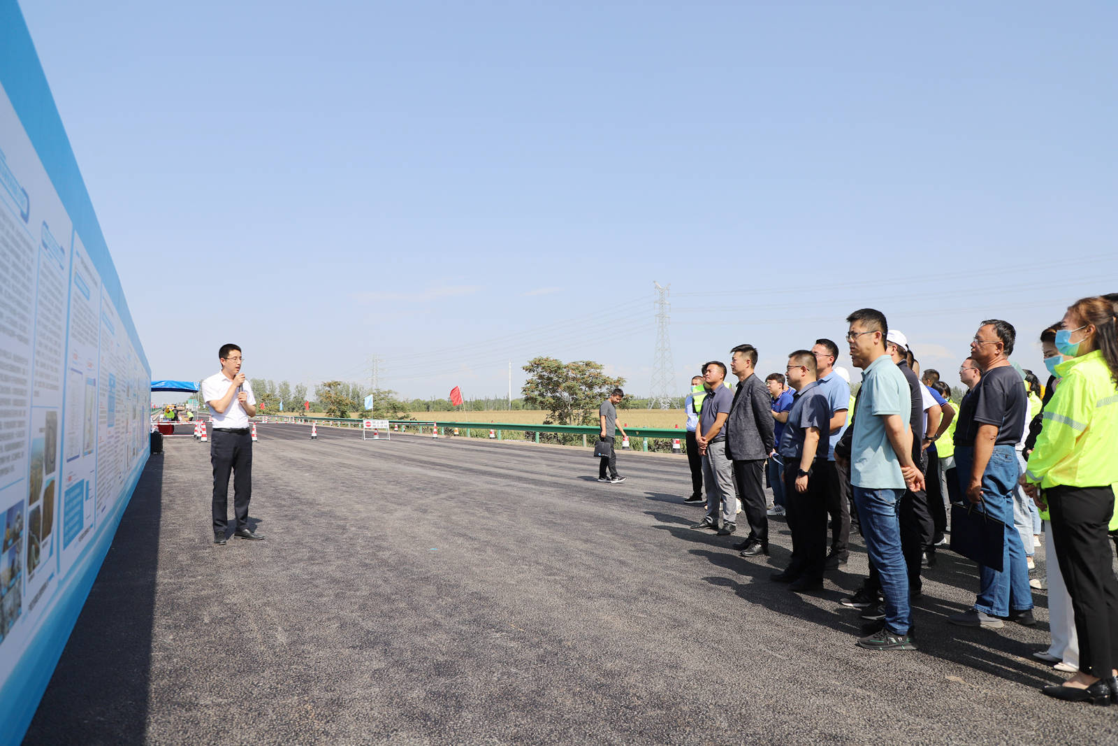 據瞭解,烏瑪高速路面預防性養護項目創建品質養護示範工程起點位於