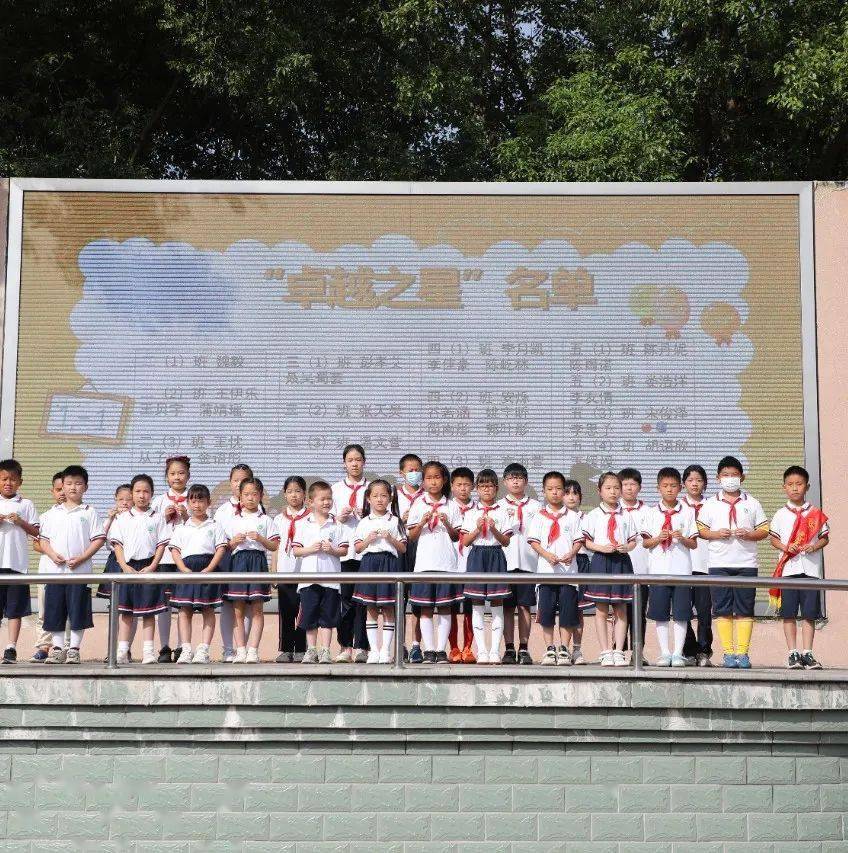 早上7点,在兴塔小学校门口,两排"绿马甲"——迎新学生志愿者成了开学