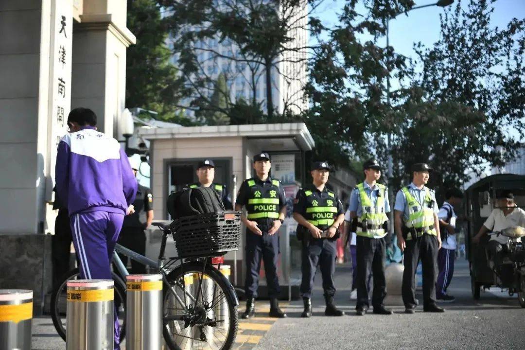 机动岗组和武装摩托岗组在常态投入特警战区岗组84人的基础上警车3500