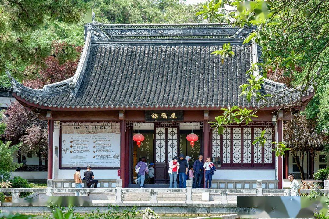 代表景点:焦山碑林,定慧寺,江苏佛学院焦山学院,御碑亭,古炮台等景观.