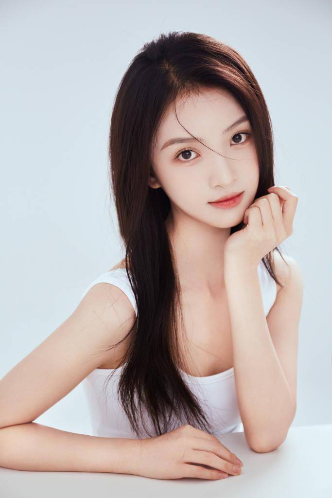 汇聚星娱乐演员段星羽生日写真释出 简单搭配尽显可爱俏皮_萧先生