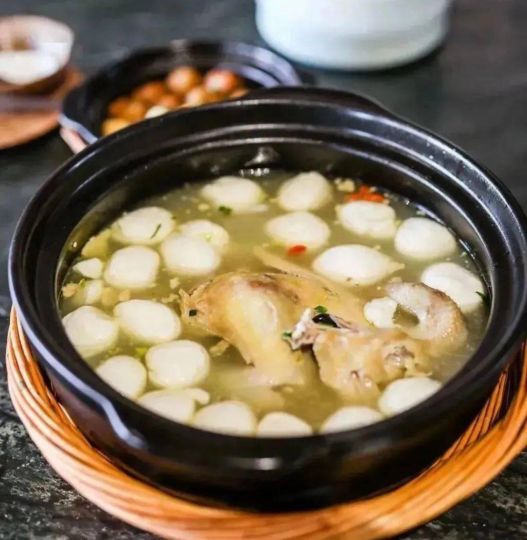 谷里鱼圆炖鸡汤特色桥排南瓜蒸蛋稻香肉鱼头炖豆腐编辑丨刘璐璐监制丨