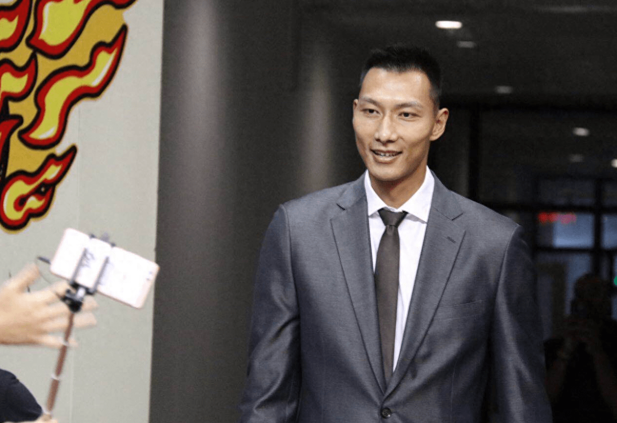 退役后的易建联,从"大哥"变成"易老板"_篮球_耐克_薪火