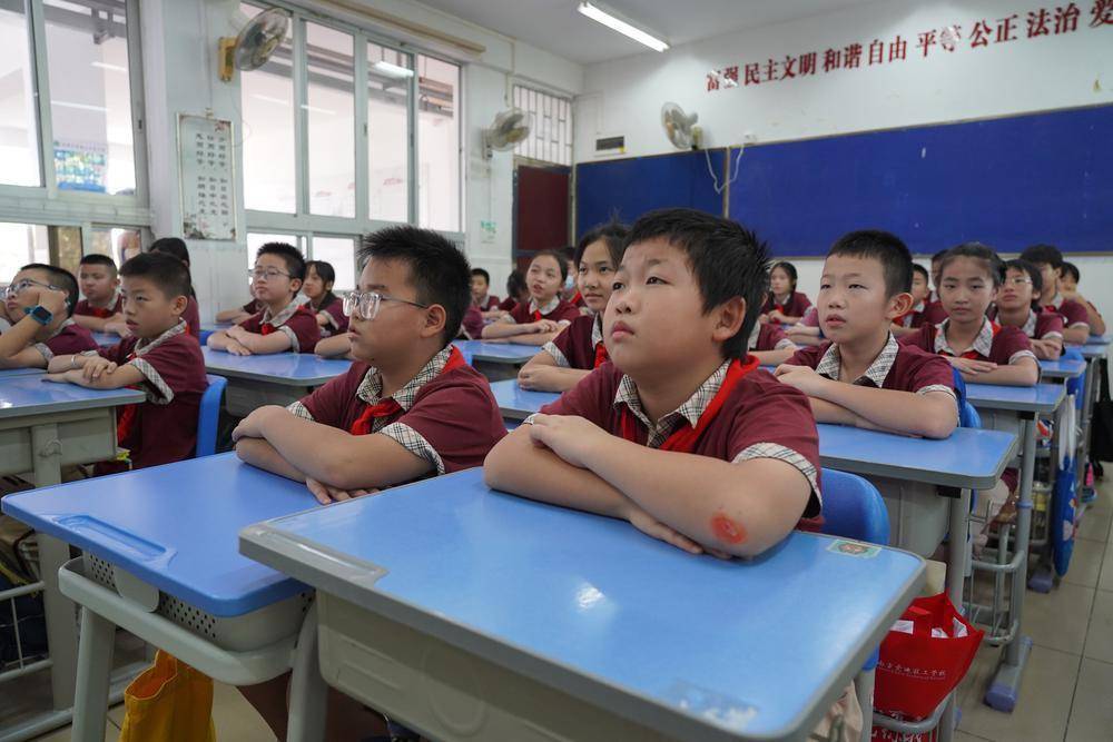 珠海金钟小学,珠海第四中学别样开学礼:基层民警进校园与往年不同