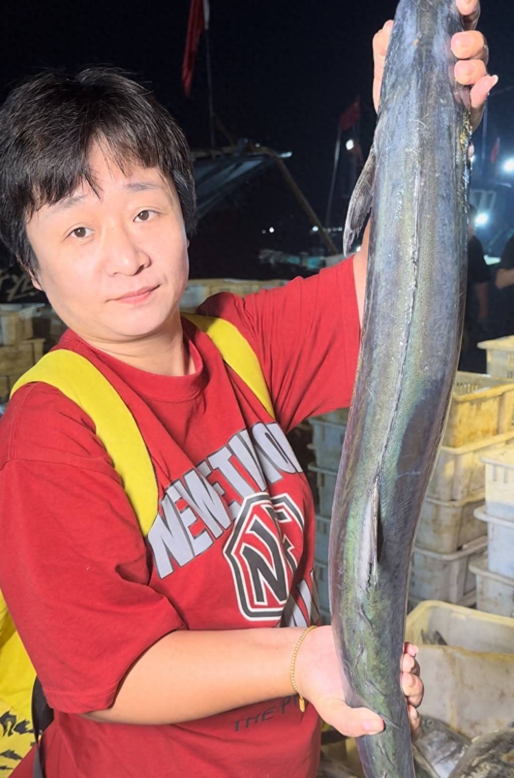 一上午跑4个码头!跟“胶南红姐”探渔港选海鲜_崔铭红_渔获_价格