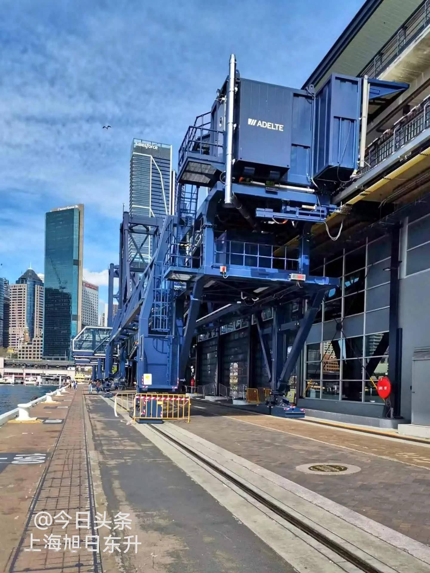 环形码头的国际邮轮游客码头.巨型的海洋邮轮也时常在这里停靠.