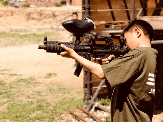这一天你都能体验到将国旗插上山头或是盖上战友的胸膛一门一户地争夺
