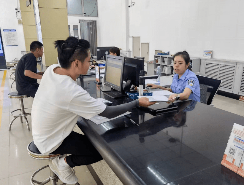 保定市民张先生来到廊坊市交警支队车管所城南分所办理摩托车注册手续