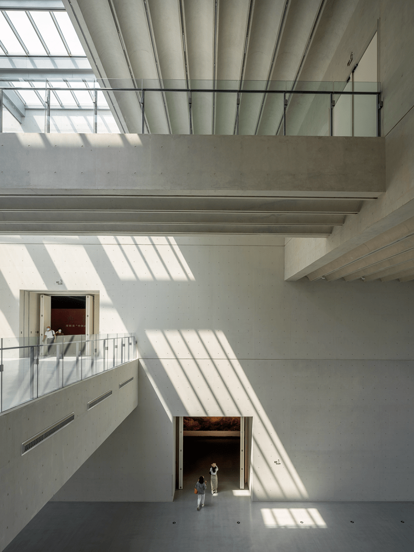 建筑功能设计突出美术馆的公共性,将当代的艺术展示与公共空间活动相