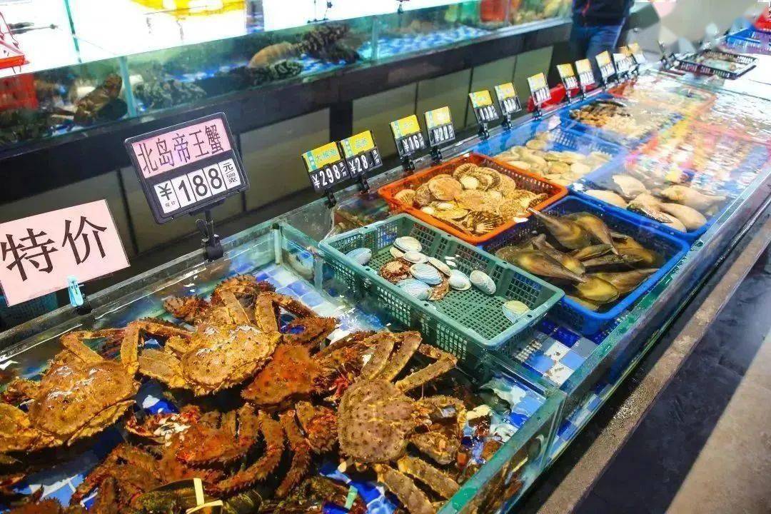 "四区"——盐田港国际航运枢纽区,盐田海鲜街渔港风情体验区,东部华侨