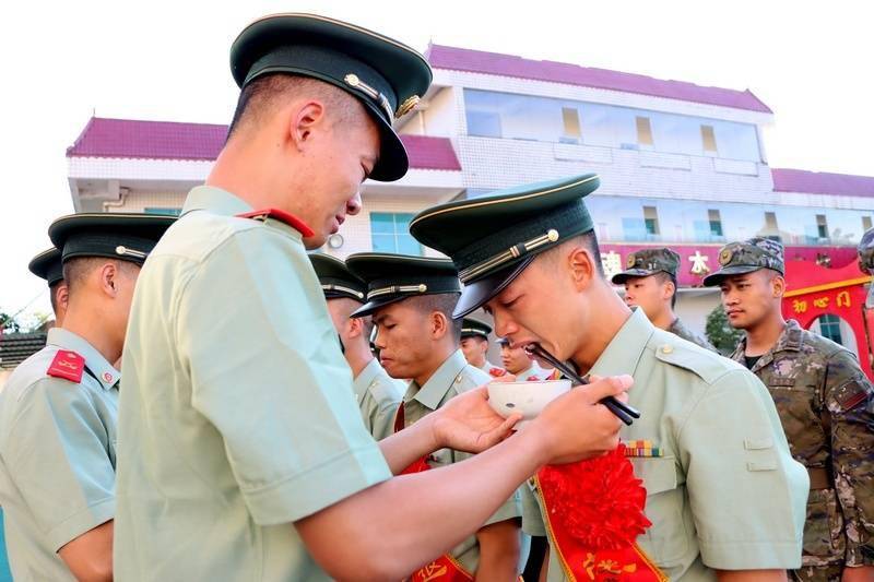 武警黔南支隊某中隊退伍老兵光榮返鄉_軍營_戰友_軍人榮譽