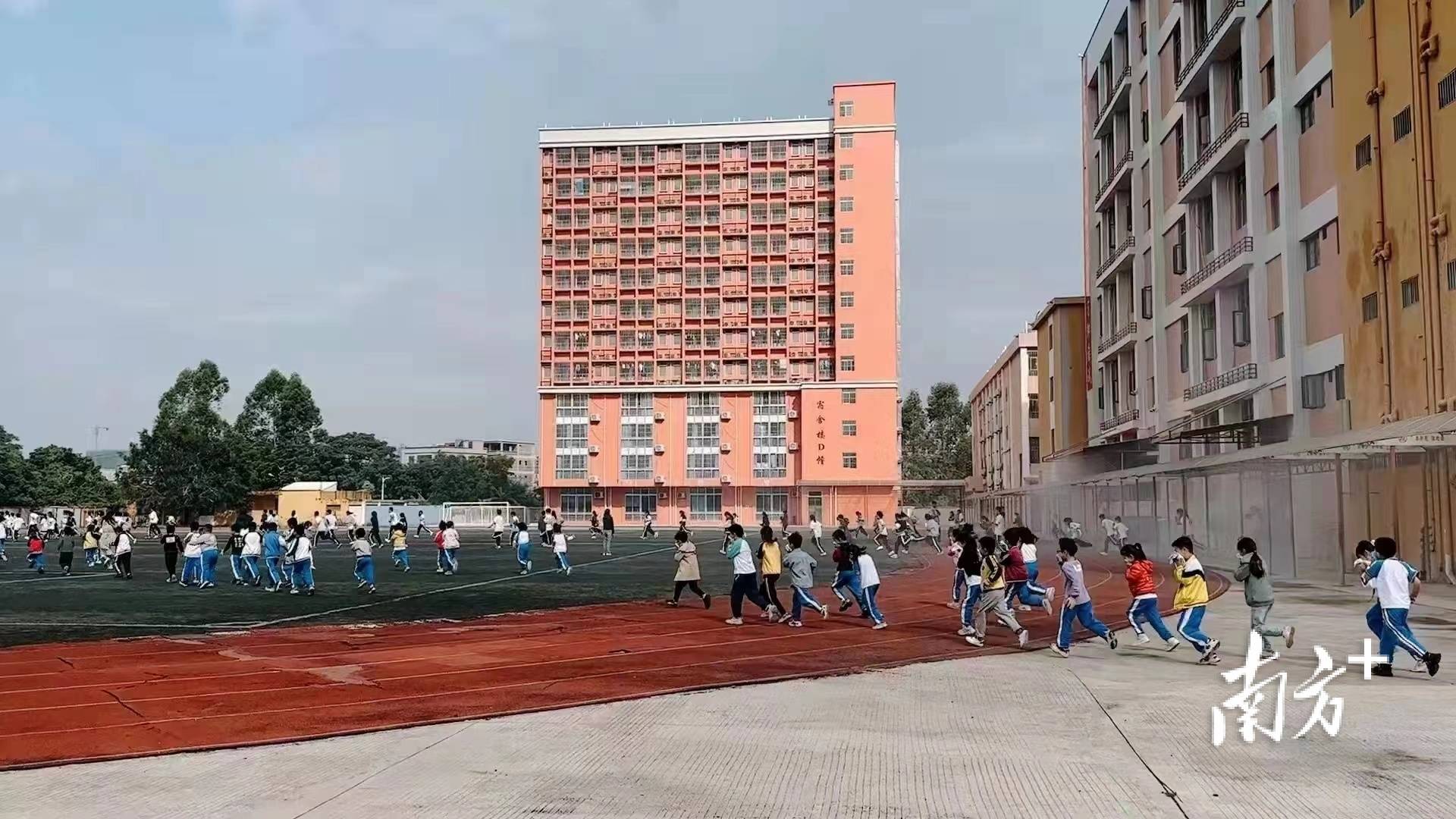 华南师范大学附属陆丰学校.