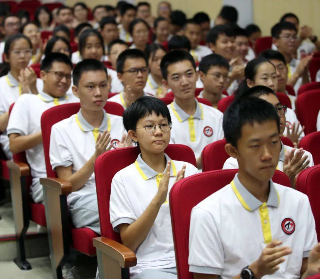 北京二中180名师生代表和20名家长代表在现场听课,北京各分会场学生