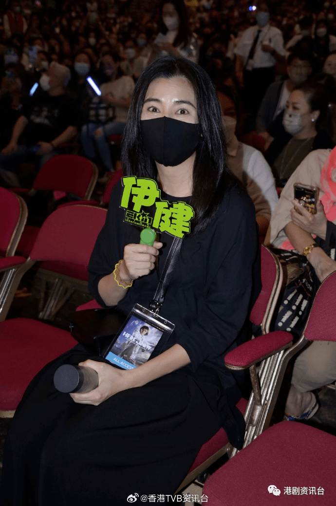 蒙嘉慧与老公郑伊健日本超市大扫货!