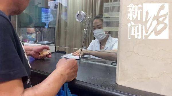 上海这所三甲医院，阿姨爷叔排队就挑这位挂号员：在这挂号，毛病好一半！