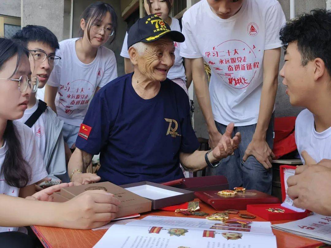 00后大学生走访慰问抗美援朝老兵_小队_何老_故事