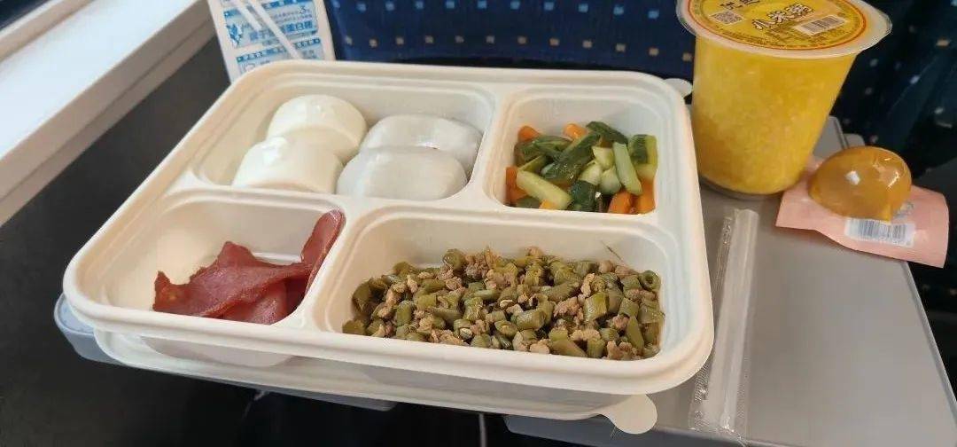 g3286专列2023级四川籍新生和家长393位9月1日晚高铁学生专列活动举办