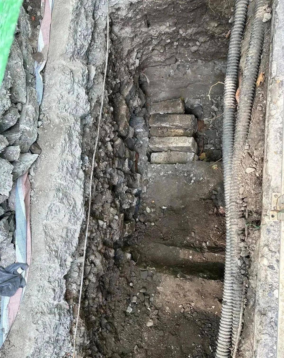 成都一工地挖出古砖后暂停施工,官方:系明代排水沟,正回填保护_考古_文物_进行